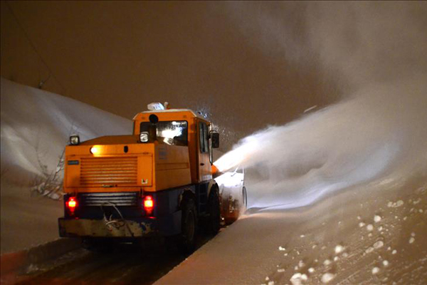Yeni yıla karla mücadele ederek girdiler
