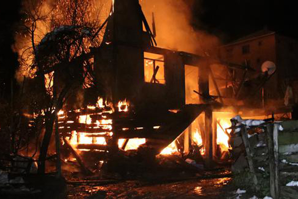 İtfaiye yolda kaldı ev kül oldu