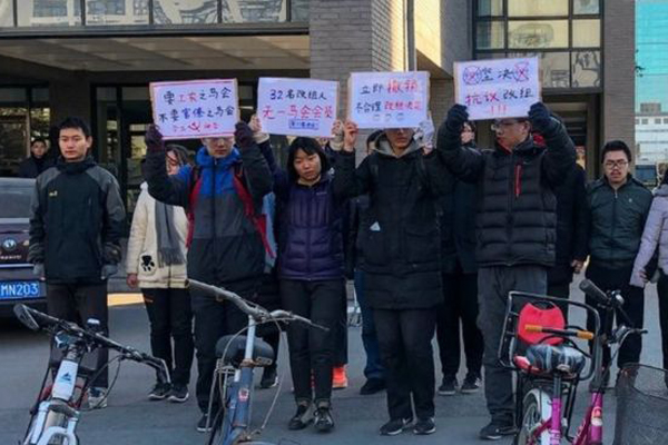 Çin'de işçi haklarını savunan öğrencilerin protestosu