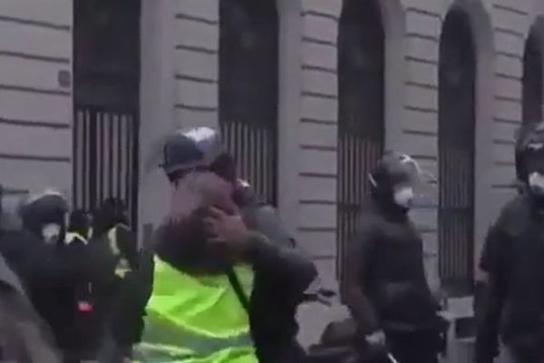 Sarı Yelekliler eyleminde polis ve eylemci tanıdık çıktı