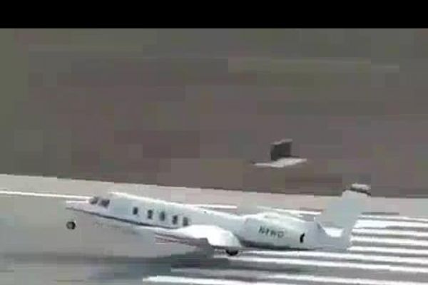 İniş takımı arızalanan uçak pistten çıktı