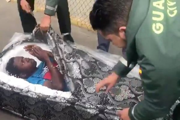 Kaçak giriş için yatakların içine saklanan göçmenler