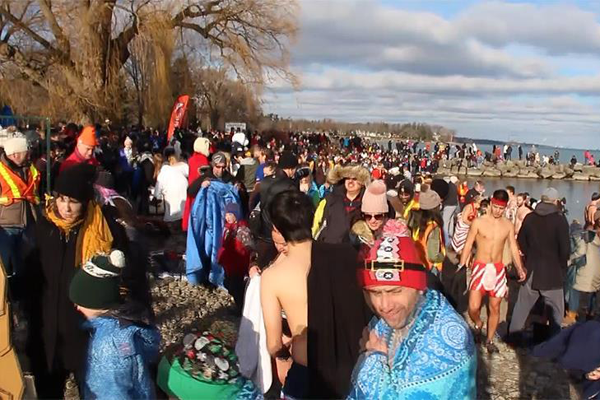 Yılın ilk gününde buz gibi soğuk suya atladılar