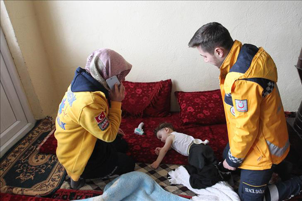 Hakkari'de çığları aşıp hasta bebeğe ulaştılar