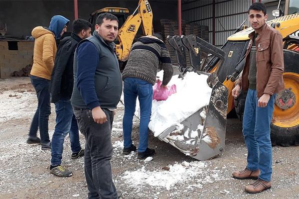 8 yıldır kar yağmayan köye kepçeyle kar taşıdılar