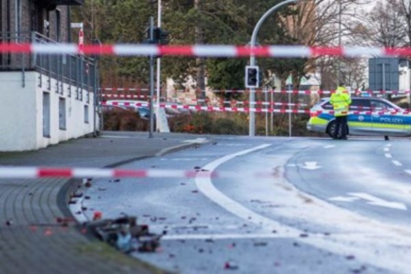 Almanya'da sürücü, yabancıların arasına daldı