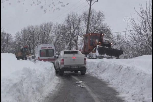 Hasta bebeğe ulaşmak için karlı yolları aştılar