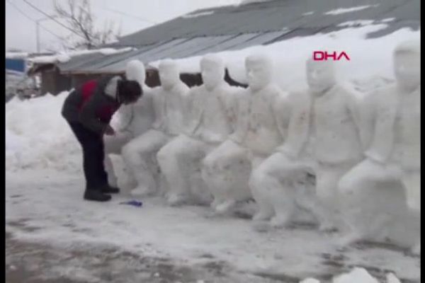 Adıyaman'da heykeltıraş kar'dan sanata dönüştürdü