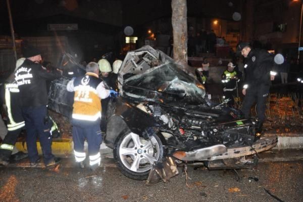 Otomobil ikiye ayrıldı, 1 ölü 3 yaralı