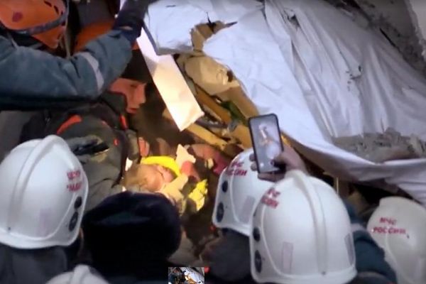 Enkaz altındaki 11 aylık bebek 35 saat sonra kurtarıldı