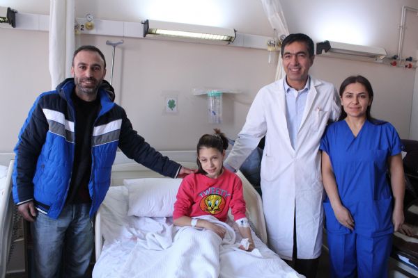 Poşeti bıçakla açmak istedi, az kalsın gözünden oluyordu