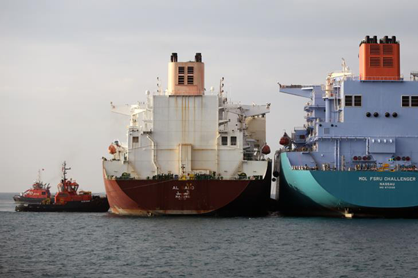 'İki dev gemi' arasında LNG transferi