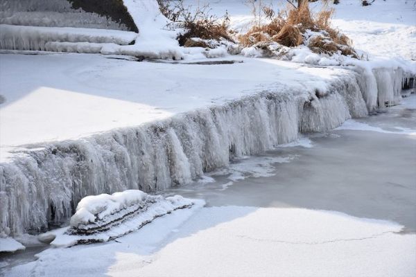 Soğuk, Kars'ta barajı dondurdu