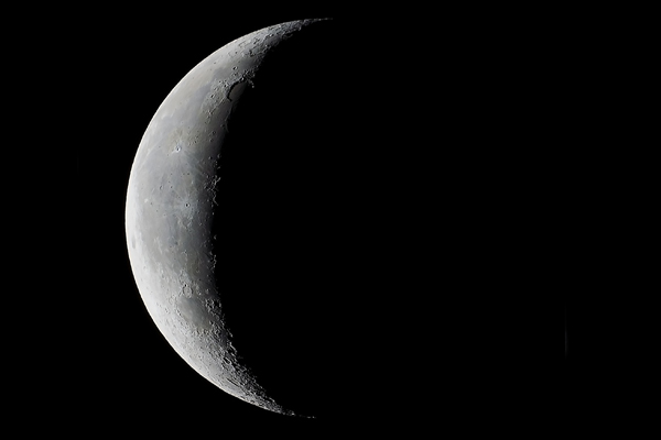 Ay'ın karanlık yüzü keşfediliyor