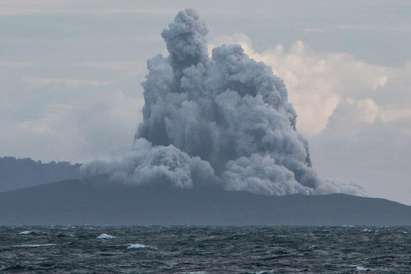 Endonezya'da yanardağda bir günde 37 patlama