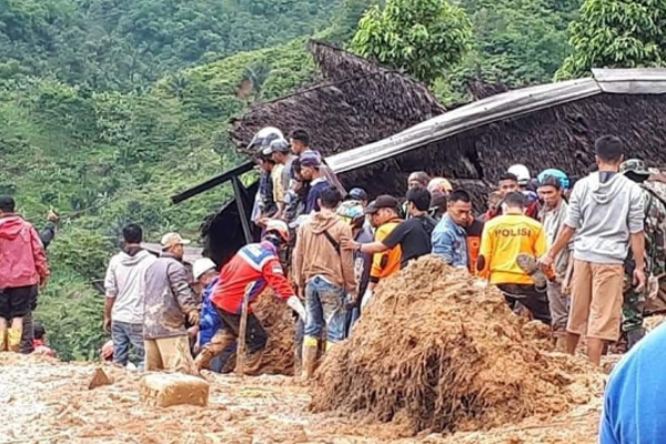 Endonezya'da heyelandan ölenlerin sayısı artıyor
