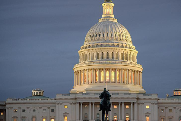 ABD'de Demokratlar hükümetin açılması için iki tasarı kabul etti