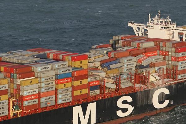 Hollanda denizinde gemi kazası, kimyasal madde uyarısı verild