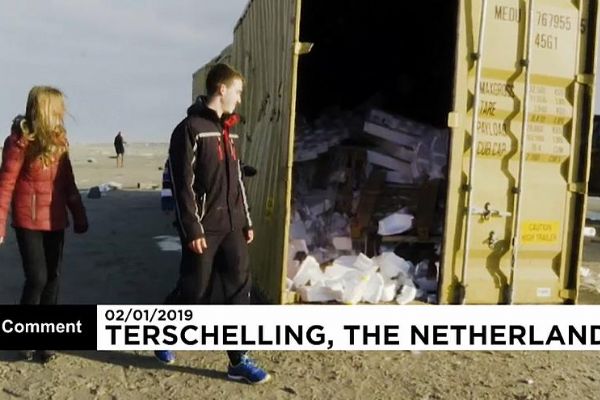 Hollandalılar gemiden düşen tonlarca eşyayı topladı