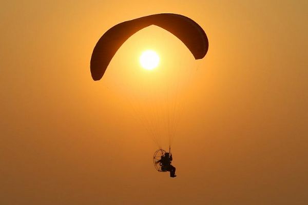 Hortuma yakalanan paraşütçü ölümden döndü