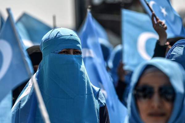 Doğu Türkistanlıların evlerine yerleştirilen Çinliler için rakam verildi!