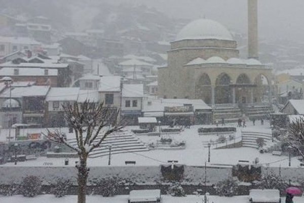 Kosova'da kar yağınca kartpostallık görüntüler oluştu