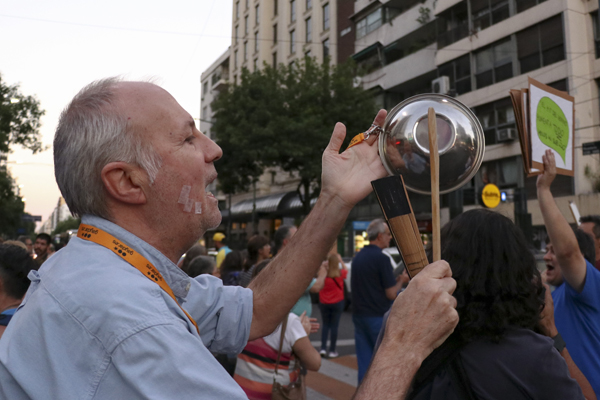 Arjantin'de halk tencere tavayla sokağa döküldü