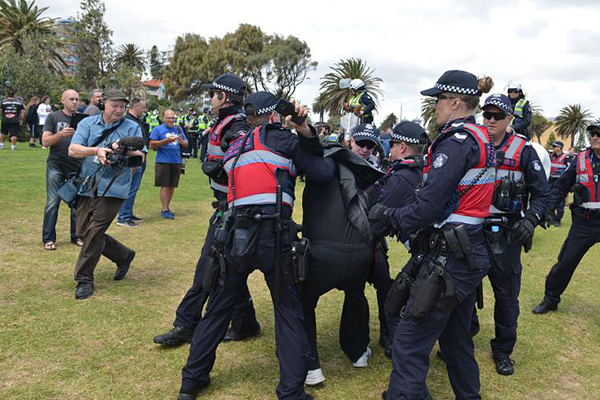 Avustralya'da karşıt gruplar arasında gerginlik