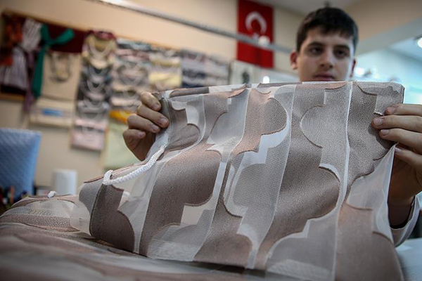 Ücretli poşet engellilerin ürettiği bez çantalara talebi artırdı