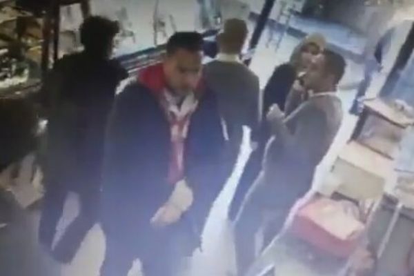 Başörtülü kadına saldırı anı kamerada