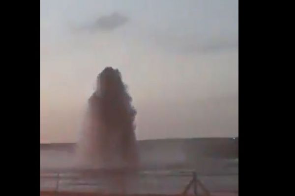 Çölde çıkan su kaynağı görenleri şaşkına çevirdi