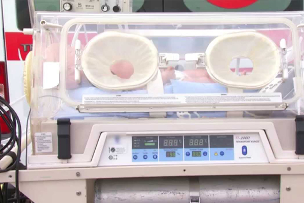 Kuvözdeki bebeğin emziğini ağzına bantladı