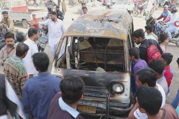 Pakistan'da çocukları taşıyan servis yandı: 14 yaralı