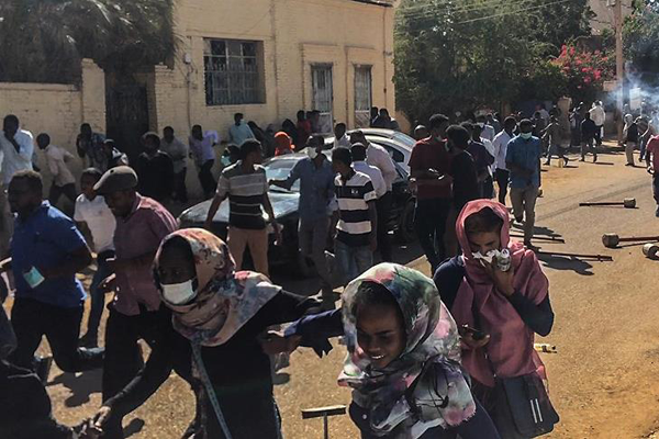 Sudan'da Beşir karşıtı protestolara göz yaşartıcı gazla müdahale