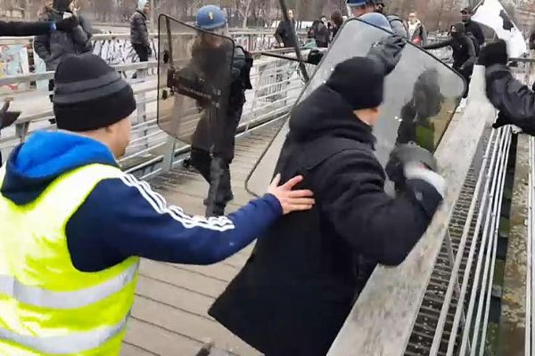 Fransız boksör, sarı yelekli eylemlerinde polisi yere serdi