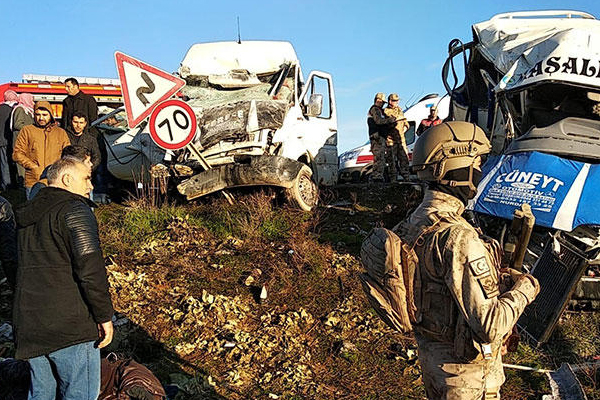 Şanlıurfa'da işçi ile öğrenci servisi çarpıştı: Ölü ve yaralılar var