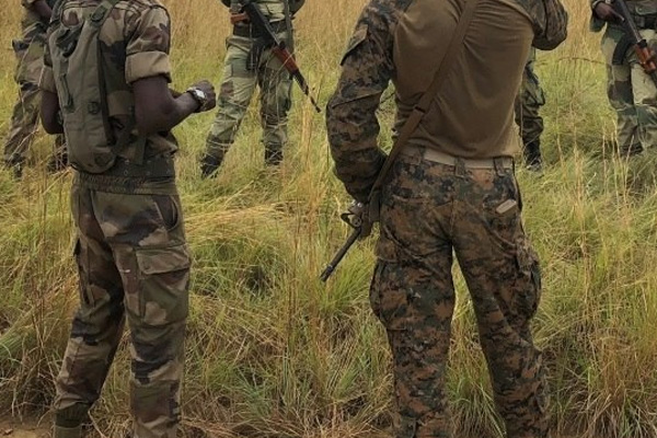 Devlet Başkanı ülkeden ayrılınca asker darbeye kalkıştı