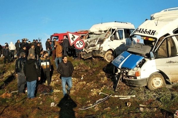 Urfa'da işçi servisiyle okul servisi çarpıştı,  2 kişi hayatını kaybetti