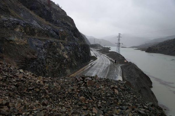 Otomobil toprak altında kaldı