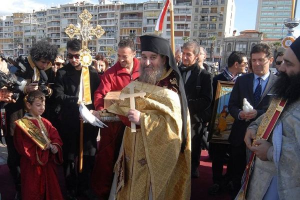 İzmir'de denizden haç çıkarma töreni yapıldı