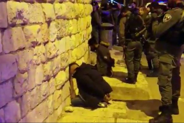 İsrail polisi iki Filistinli genci, bıçak taşıdıkları iddiasıyla gözaltına aldı