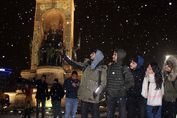 Taksim'de kar yağışını gören turistler telefonlarına sarıldı