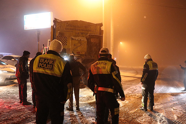 Denizli-Antalya kara yolunda kar ve sis etkili oluyor