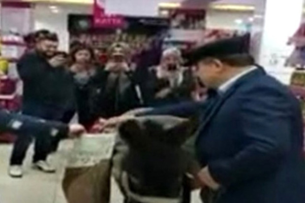 Markette eşekli protestoya 4 bin lira ceza