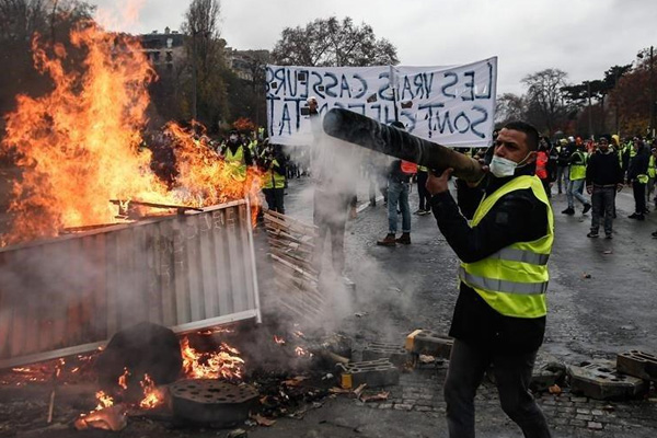 Fransa'dan Sarı Yeleklilere sert cezaların olduğu yeni yasa