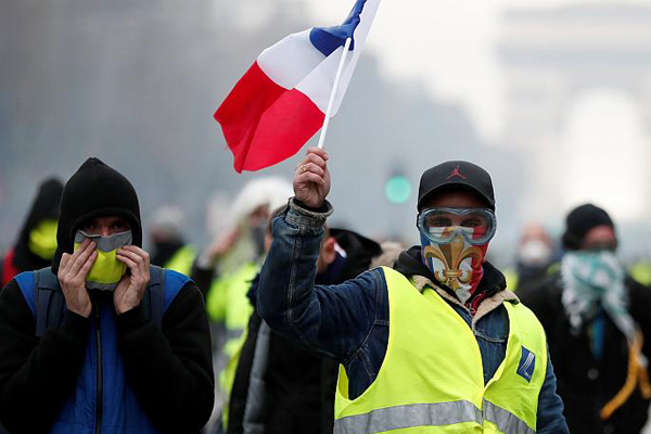 Fransa'da izinsiz gösterilere ağır cezalar