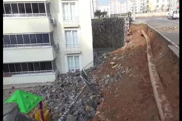 İstinat duvarı çöktü, kadın canını son anda kurtardı