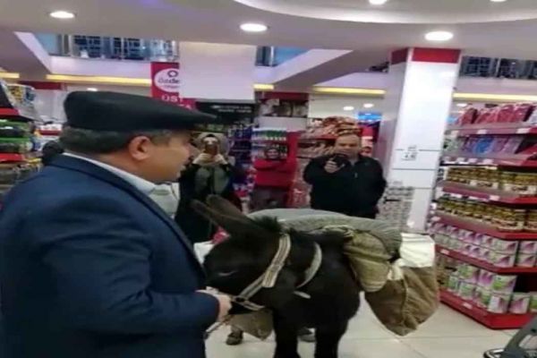 Markete eşekle giren kişinin, mağaza müdürü olduğu ortaya çıktı