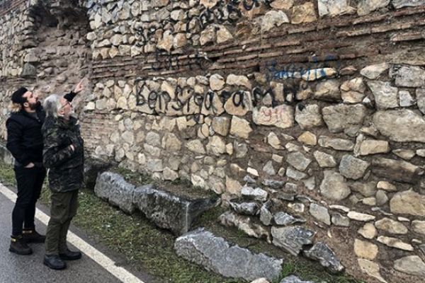 2 bin yıllık sur duvarlarına spreyli saldırı