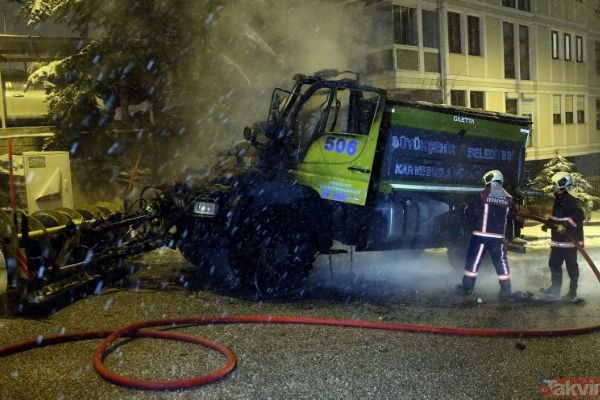 Kar küreme aracı yandı